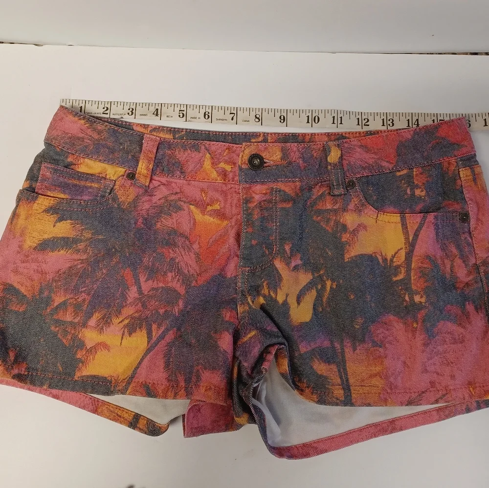 Arizona Shorts - Comfortable! beach, palm trees, sunset theme size 8 - Picture 5 of 5